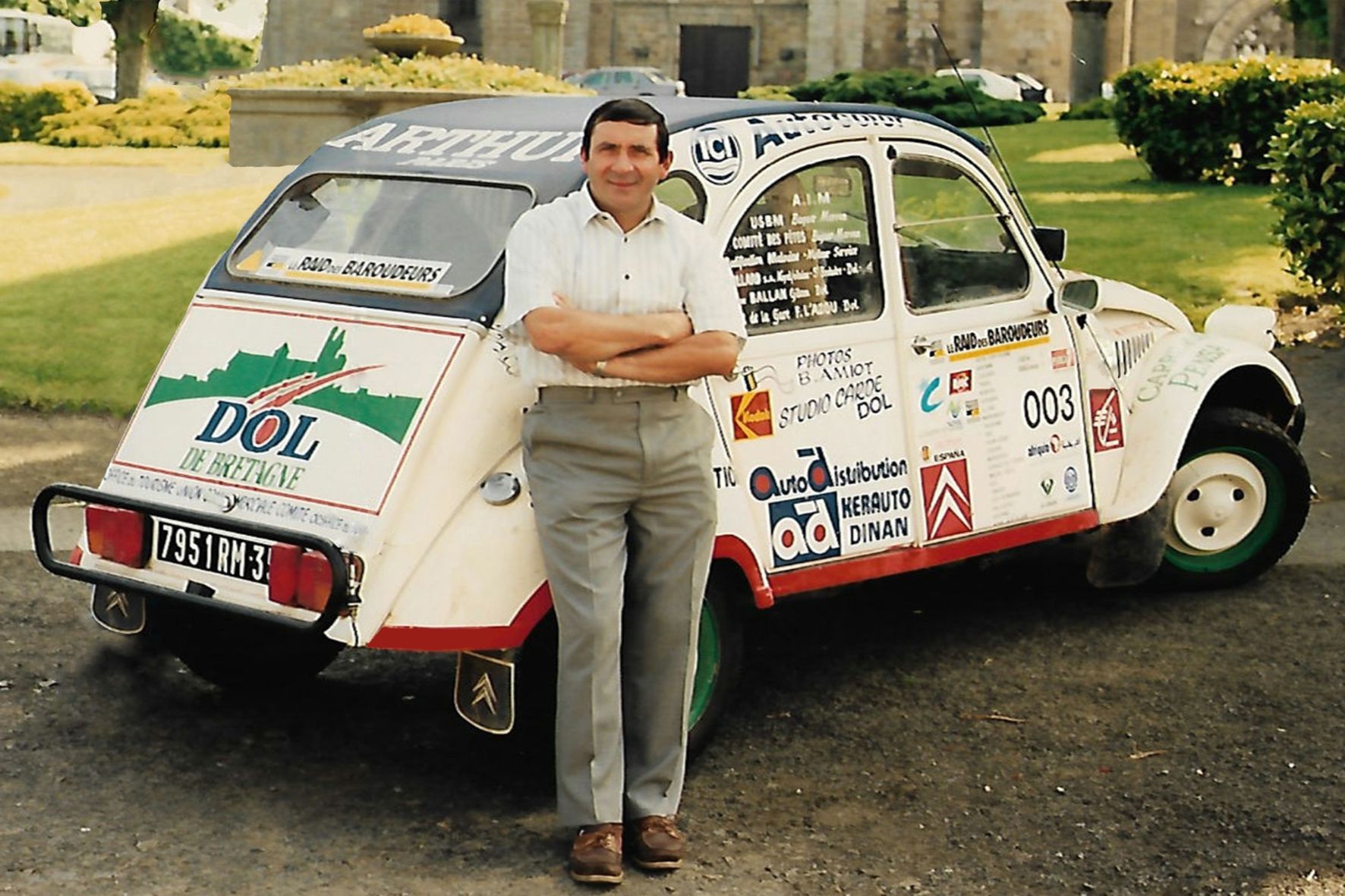 Dominique Bourdais adossé à sa 2cv raid