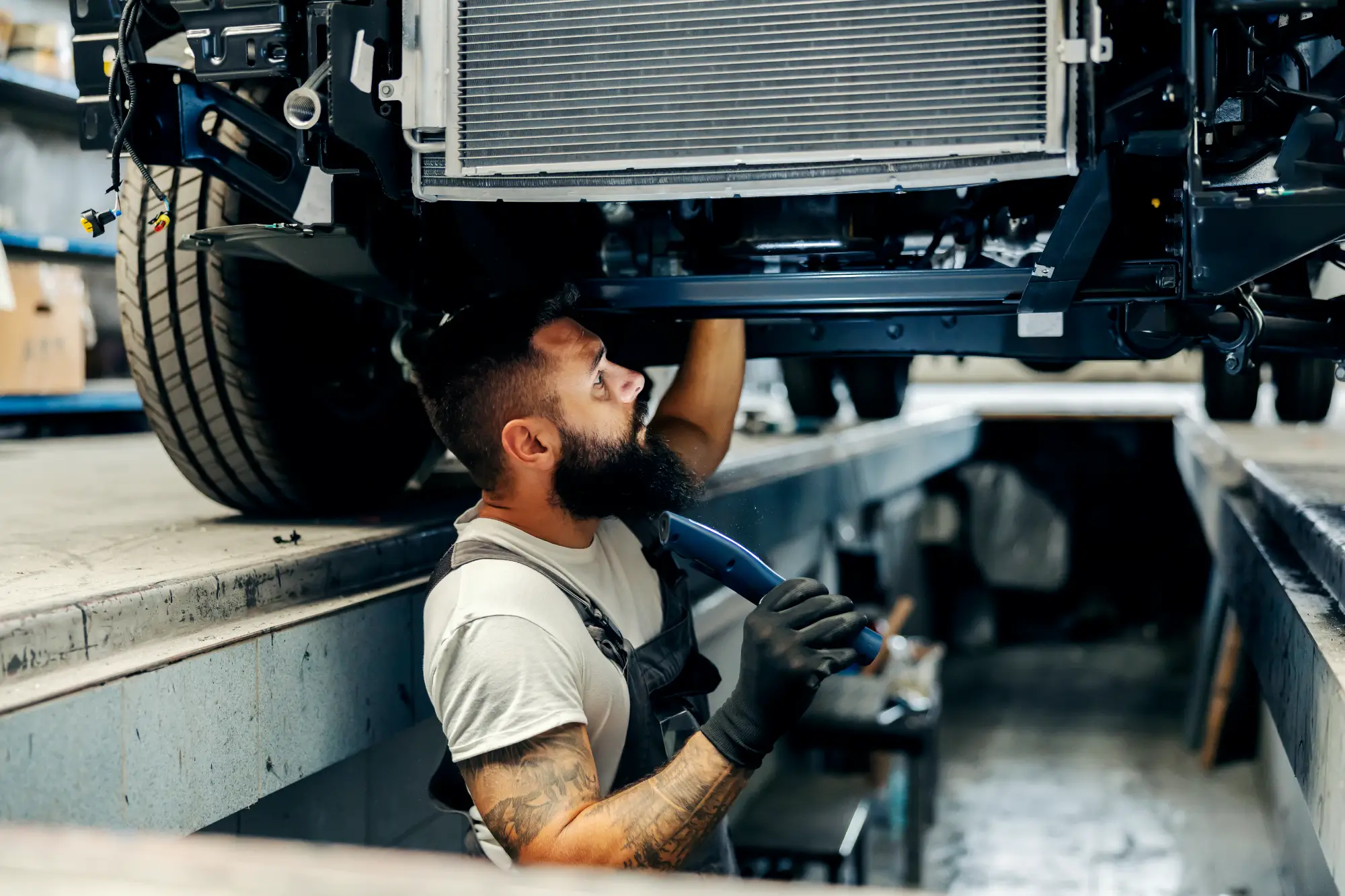 homme réparant un camion